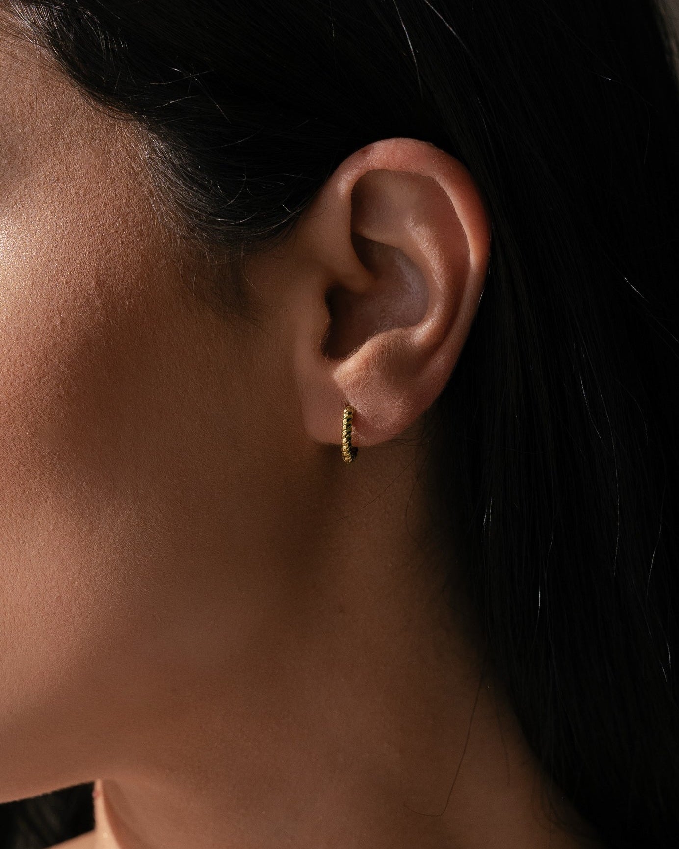 Малка обеца халка с класическа плетка, изработена от медицинска стомана с 18к златно покритие.