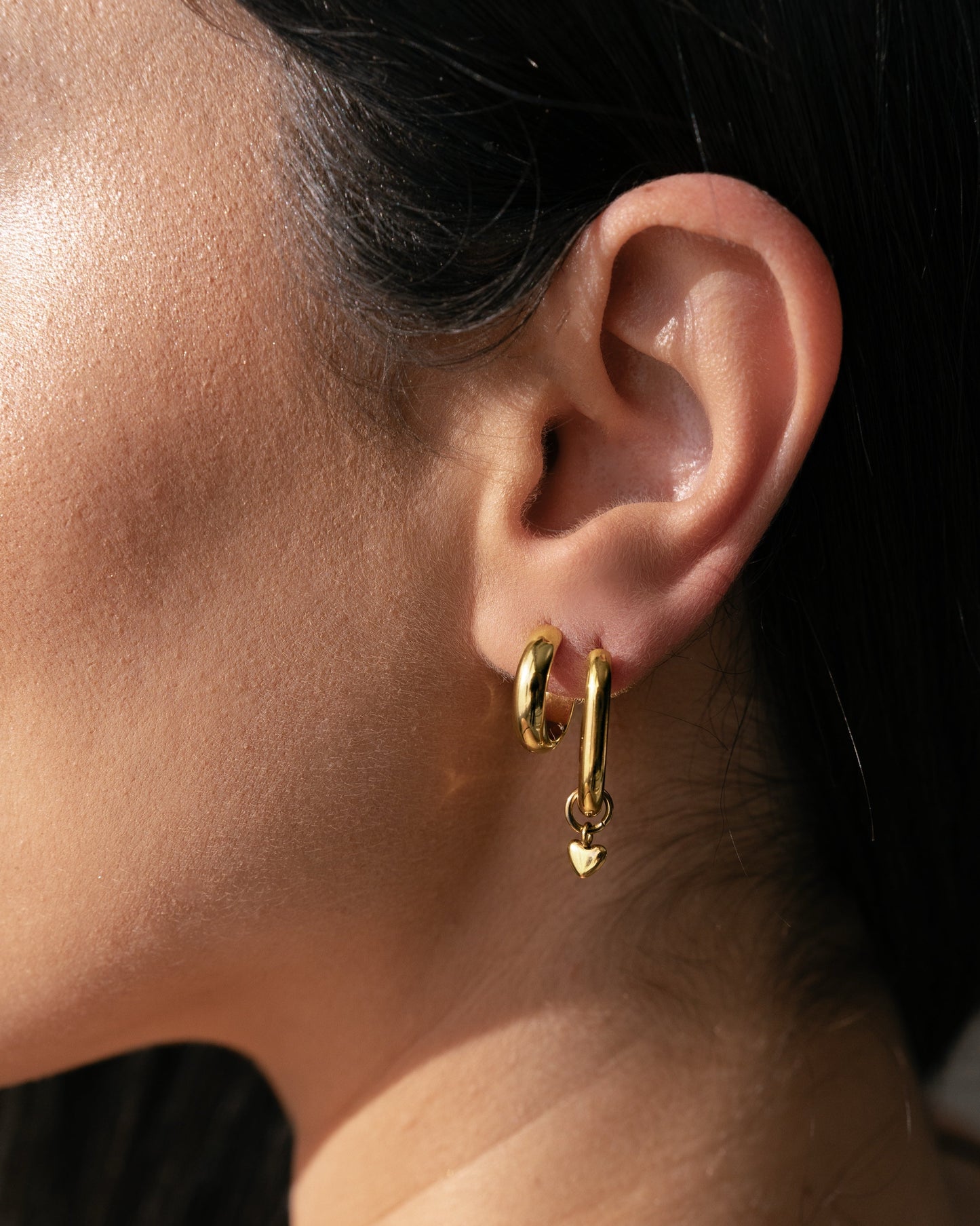 Обеци с различни форми и висулка сърце, изработени от медицинска стомана с 18к златно покритие.