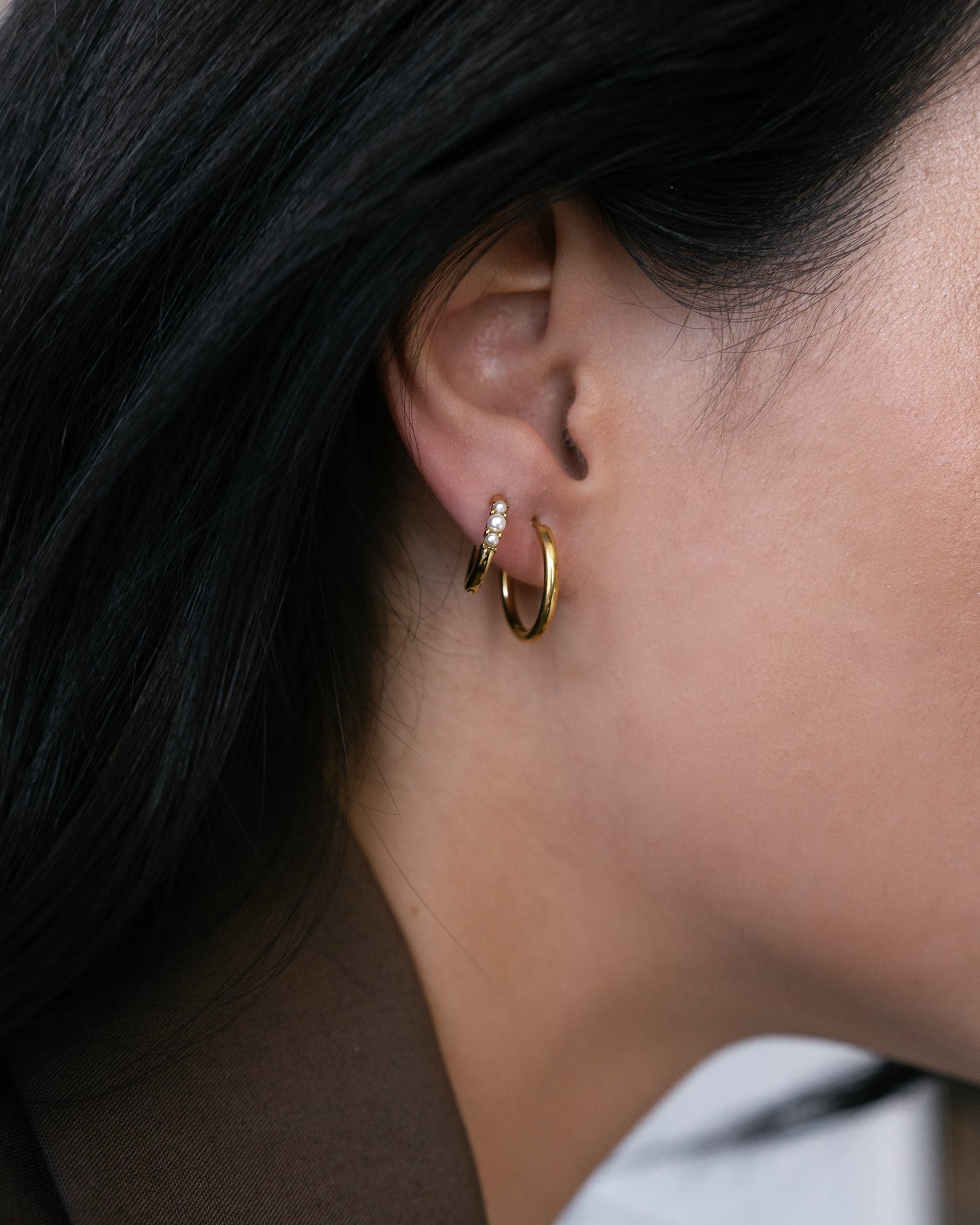 Комбинация от класическа обеца халка и обеца халка с малки перли, изработени от стомана с 18к златно покритие.