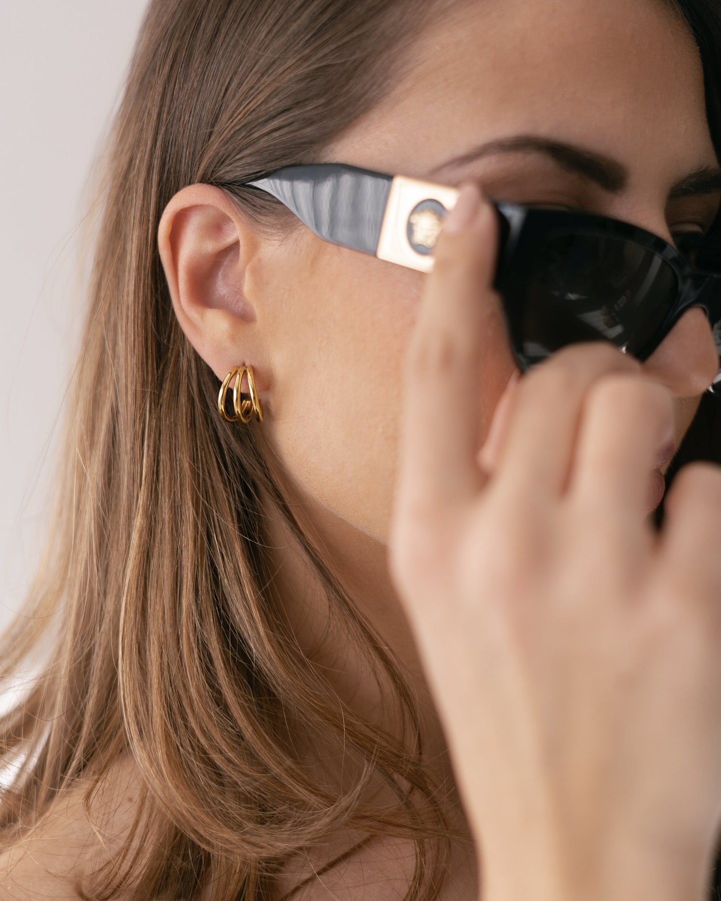 Обеци Amara, изработени от 18к медицинска стомана, с изтънчен дизайн и блясък.