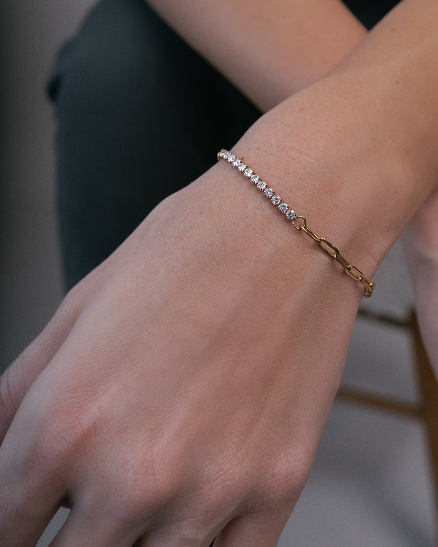 Гривна от тенис и paperclip верижки, изработена от медицинска стомана с 18к златно покритие и цирконии.