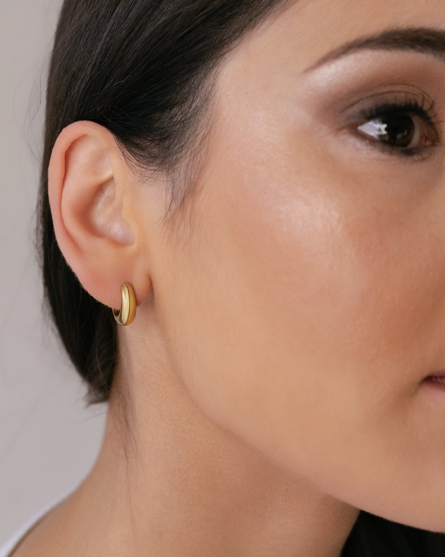 Обеца халка Vienna Chunky, изработена от медицинска стомана с 18к златно покритие.