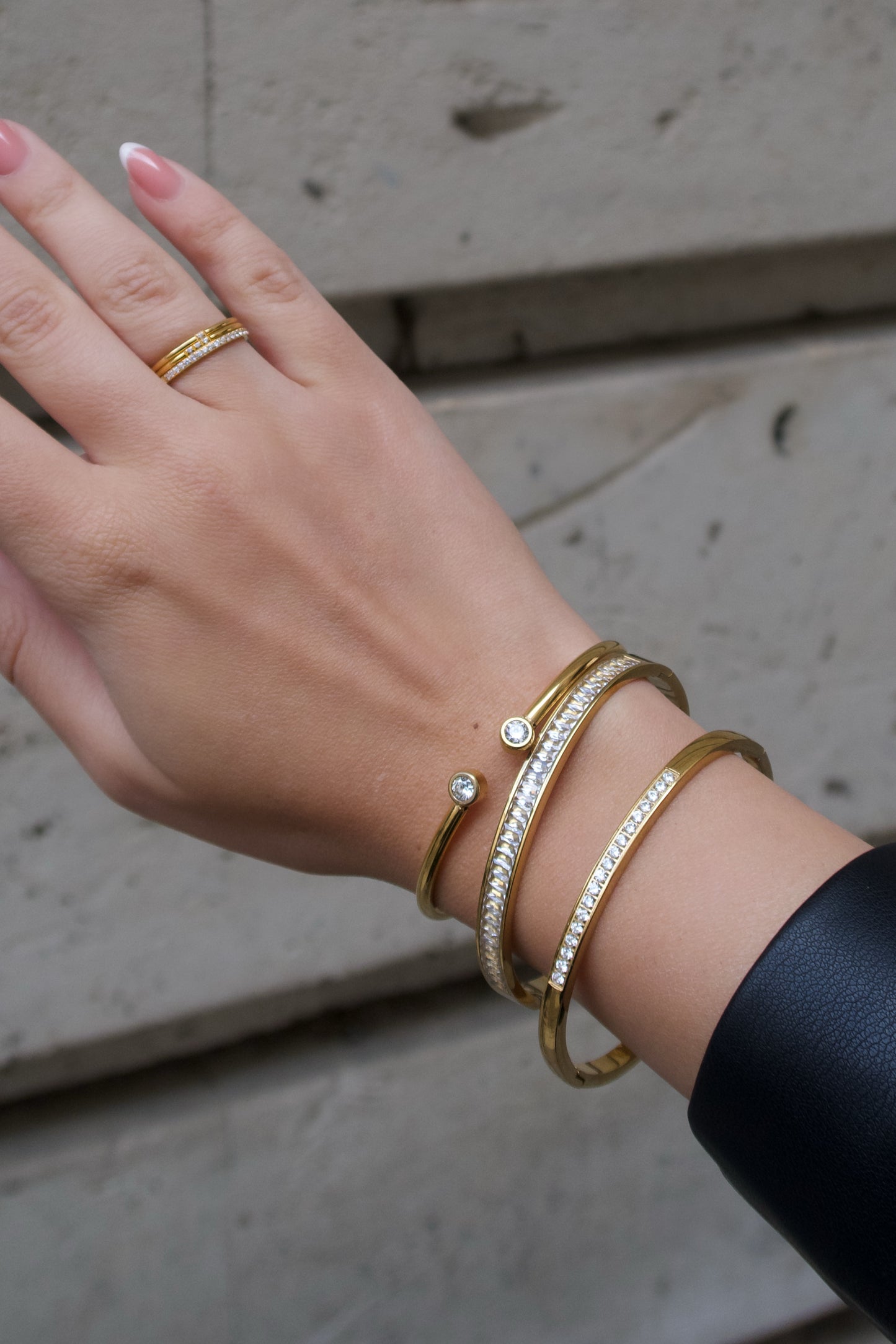 Визия от гривни и пръстени с блестящи камъни.