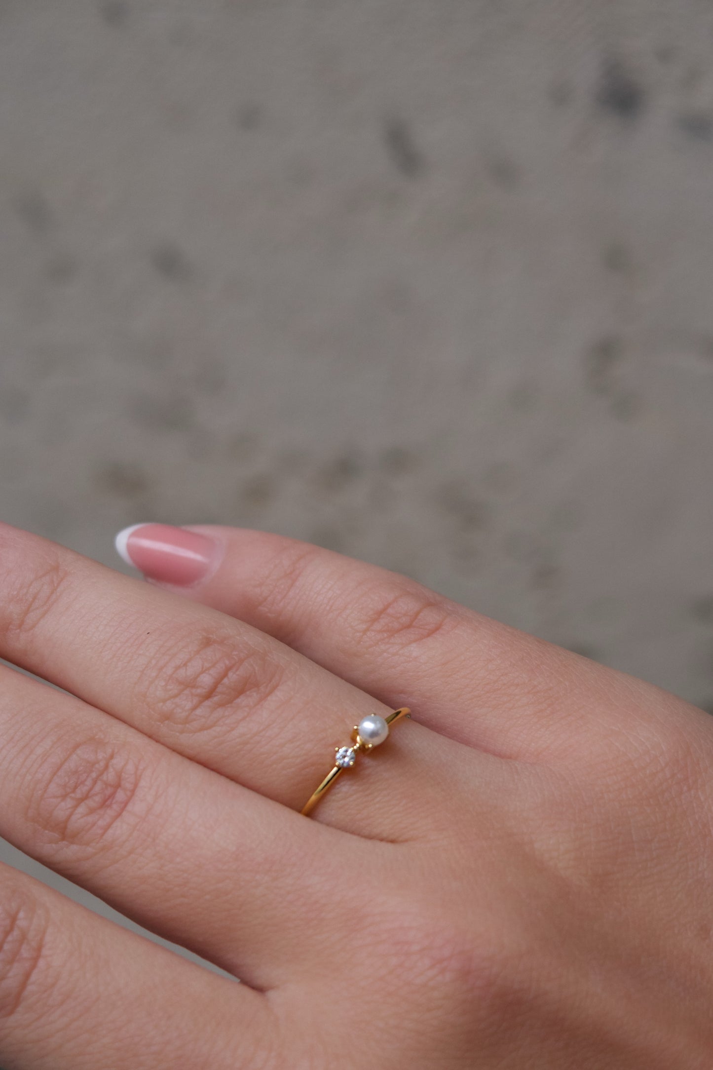 Пръстен Aria от медицинска стомана с 18к позлата и седефена перла.