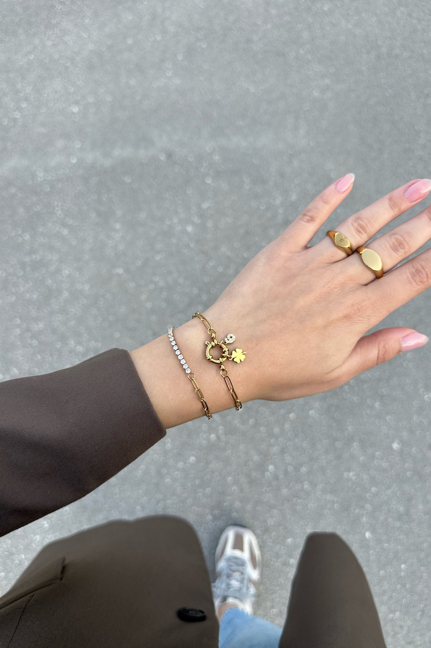 Гривни от Solea с комбинирани висулки.