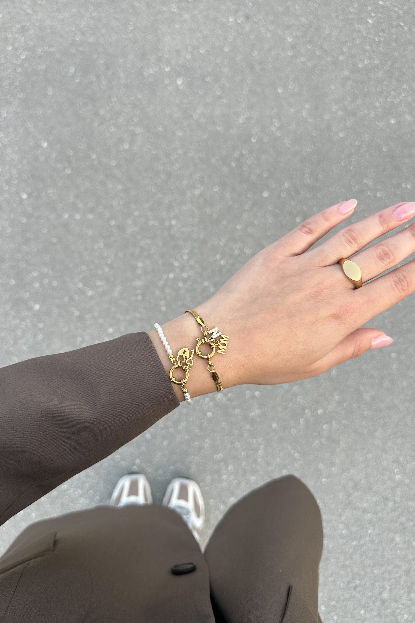 Персонализирани гривни с висулки.