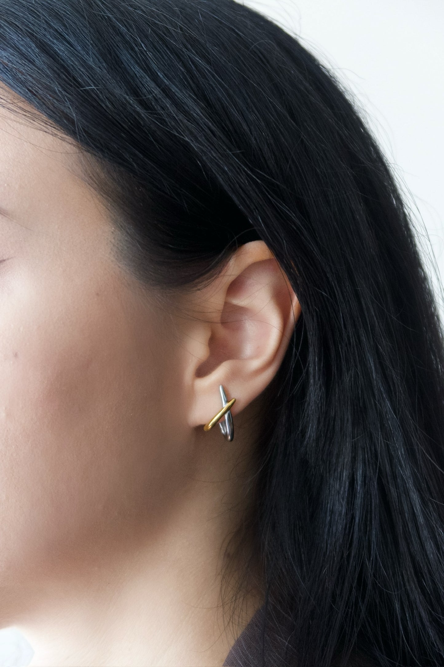 Обеци Ayla - съчетание от два цвята - златисто и сребристо.