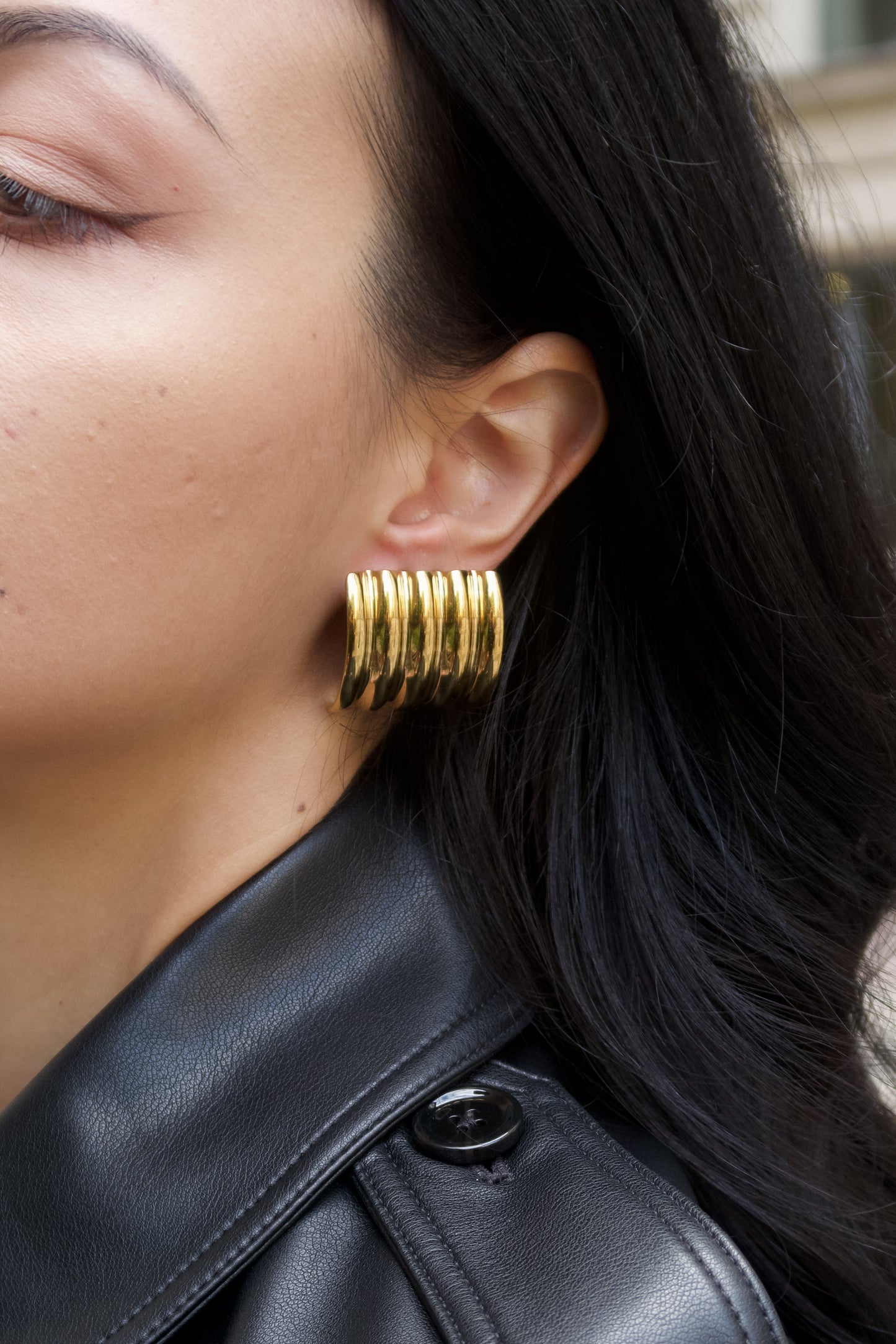 Обеци Beatrice от медицинска стомана с 18к златно покритие.