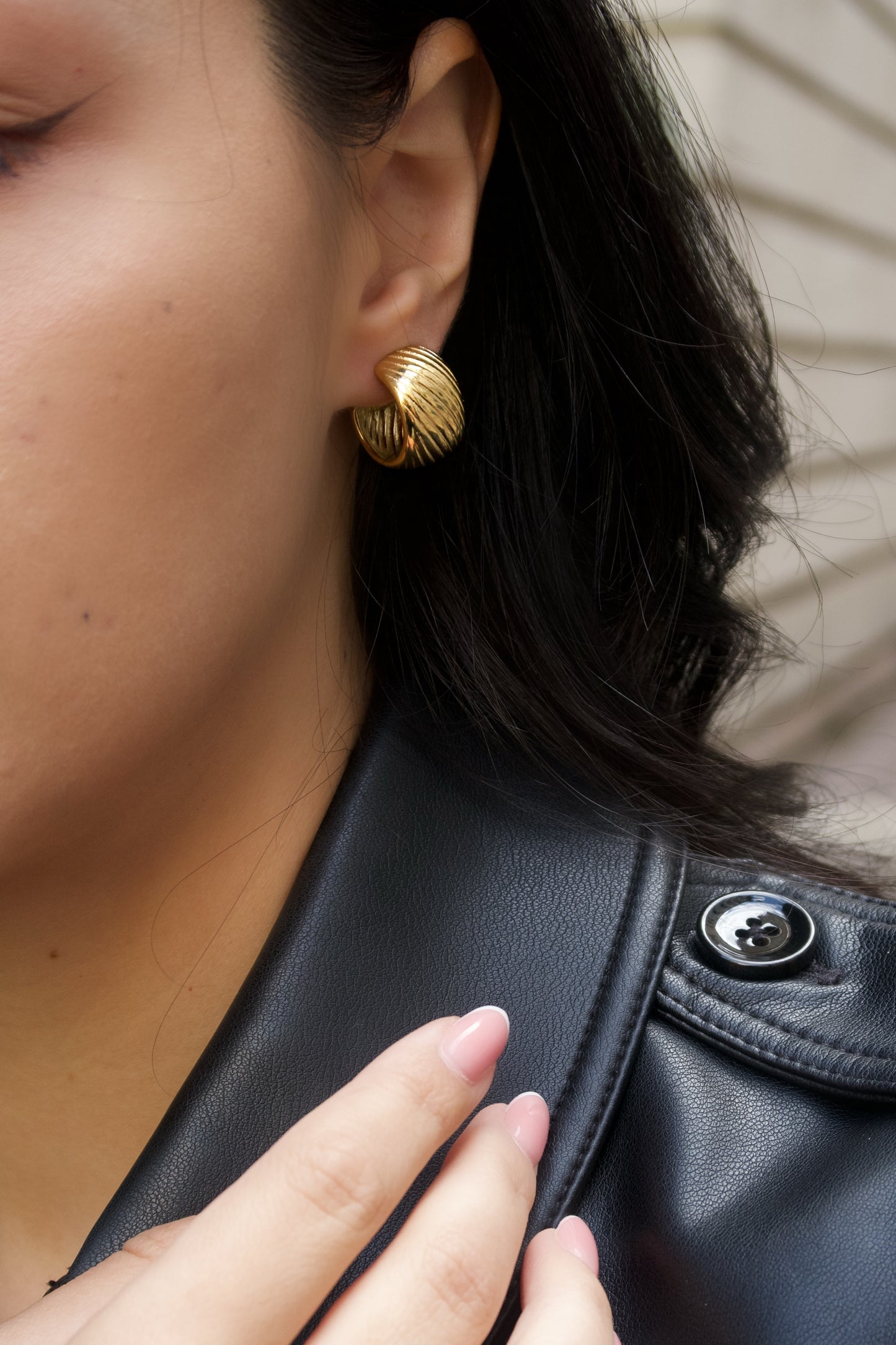 Класически златни обеци от медицинска стомана с 18к злато.