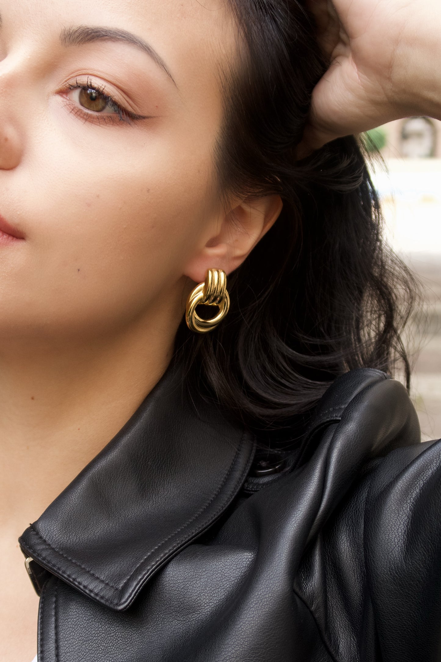 Обеца Eleanor Gold с класически дизайн, от медицинска стомана с 18к златно покритие.