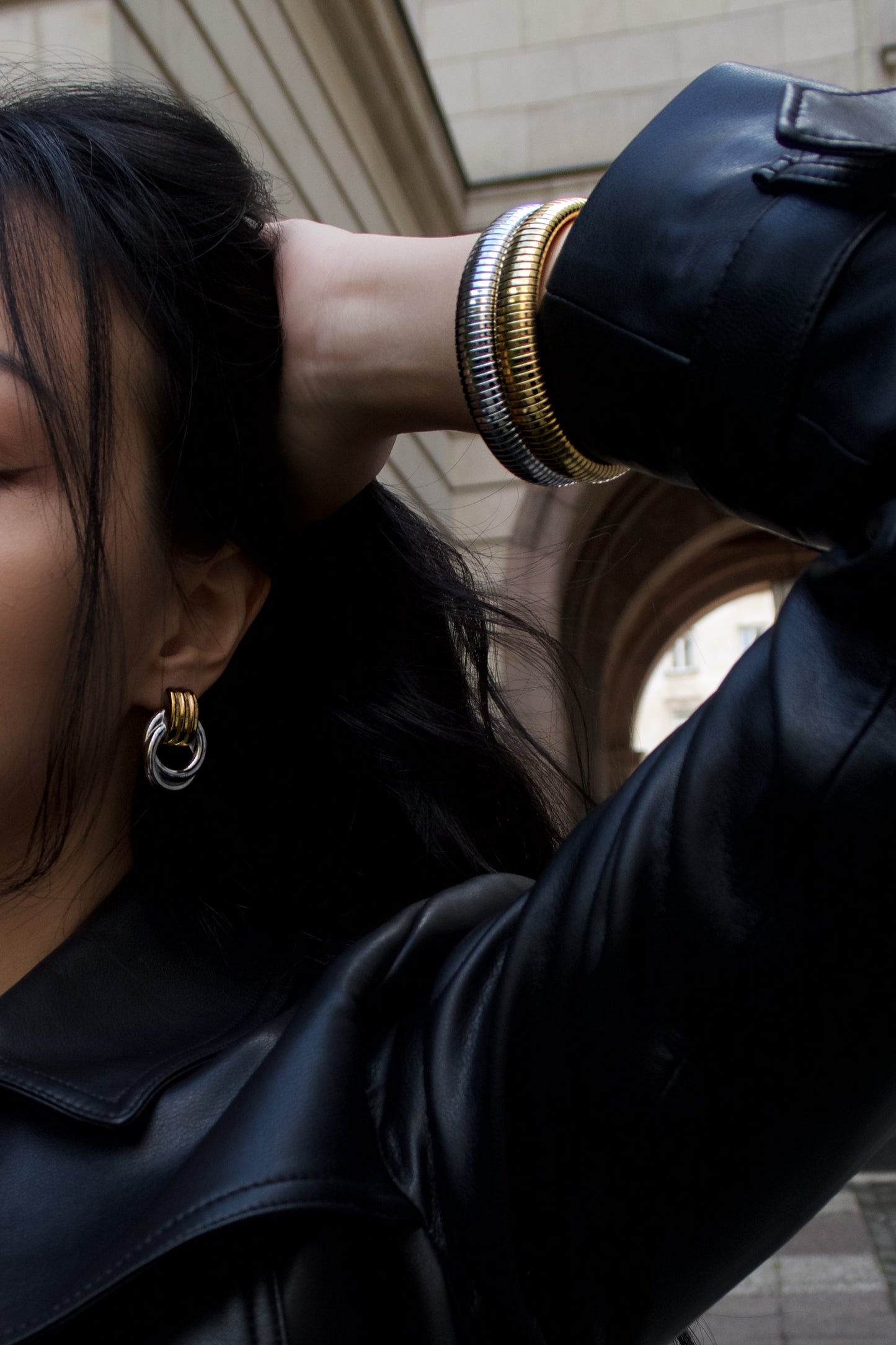 Обеци и гривни от два метала - в златно и сребърно.