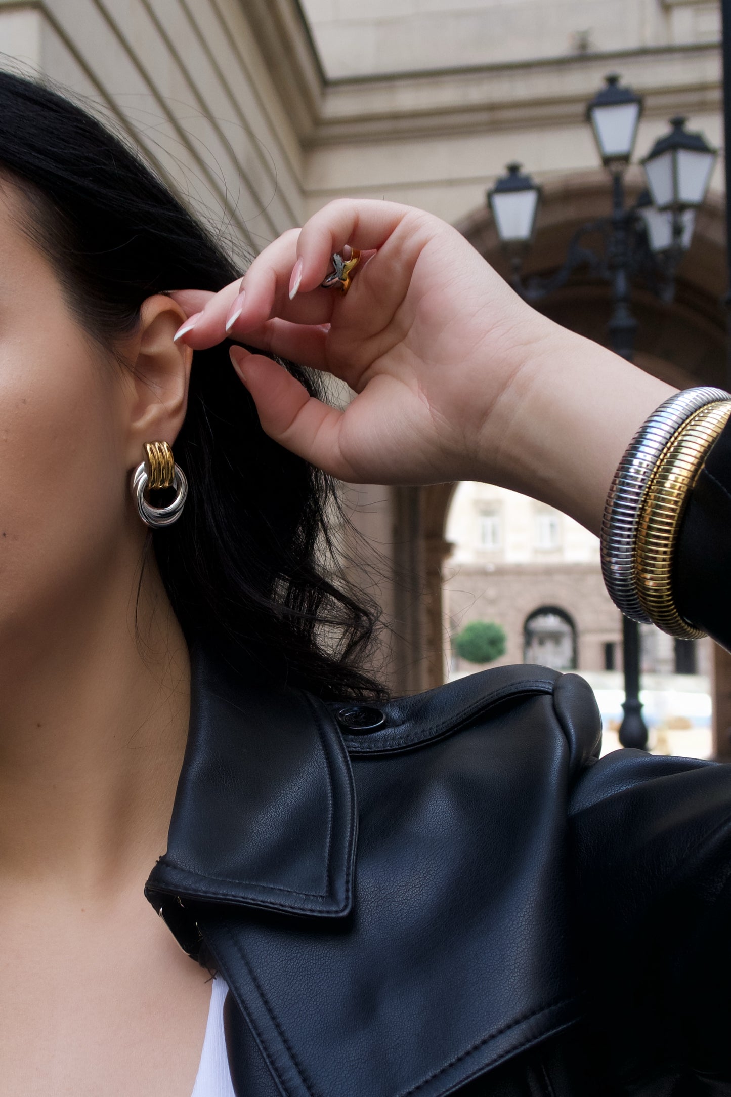 Тренди сет от обеци, гривни и пръстен от два метала - в сребърно и златно.