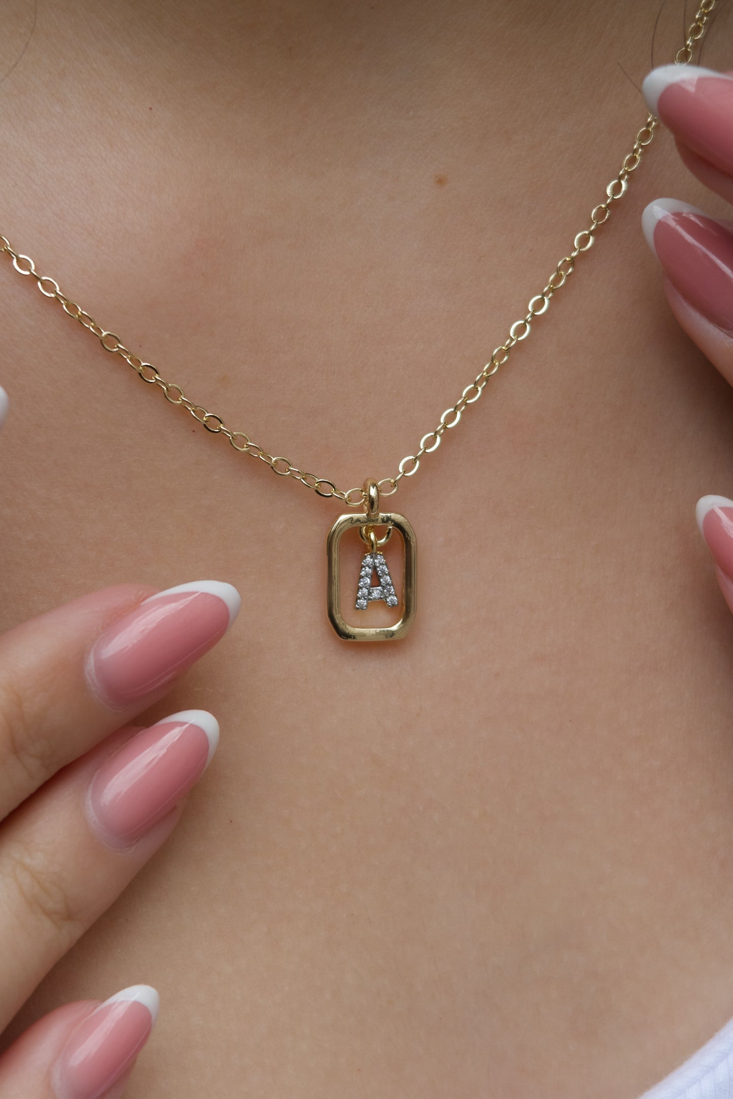 Нежно колие Isabelle с буква по избор.