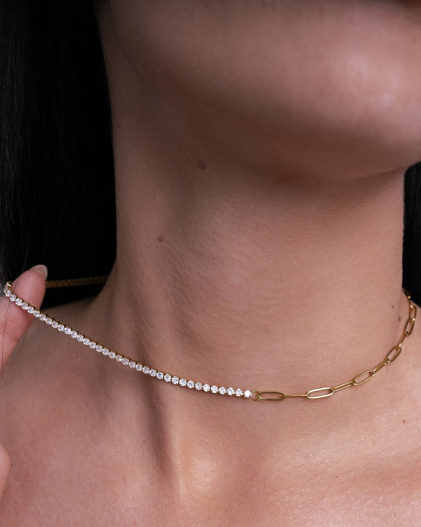 Колие, съчетаващо тенис и paperclip верижки, изработено от медицинска стомана с 18к златно покритие.