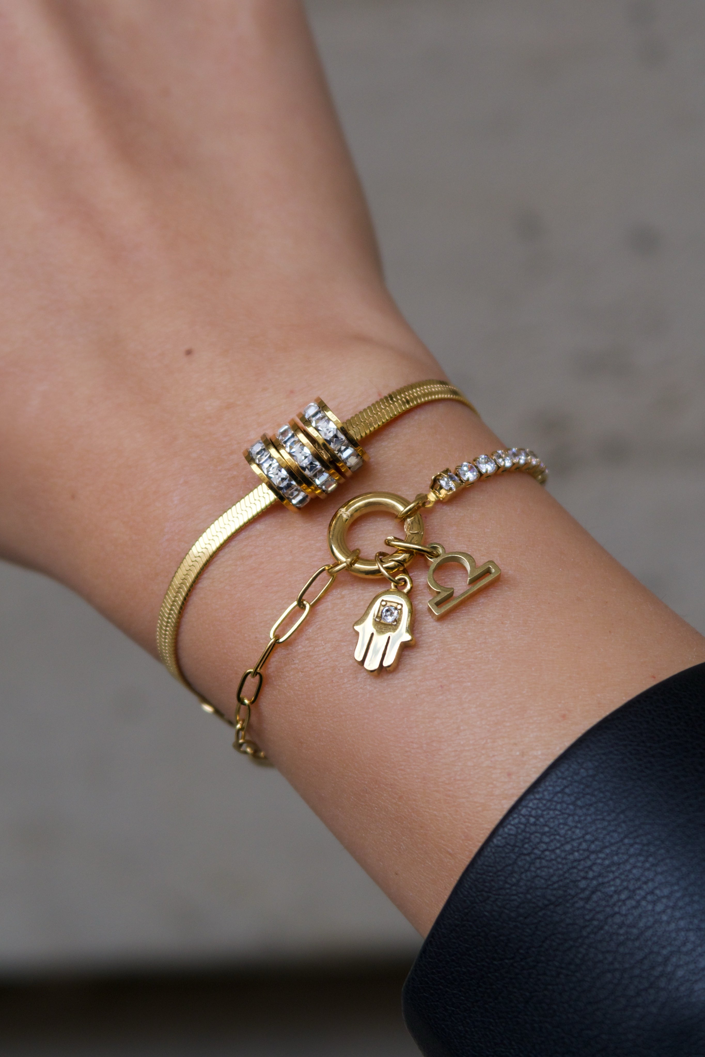 Сет от гривни с висулки с 18к позлата.