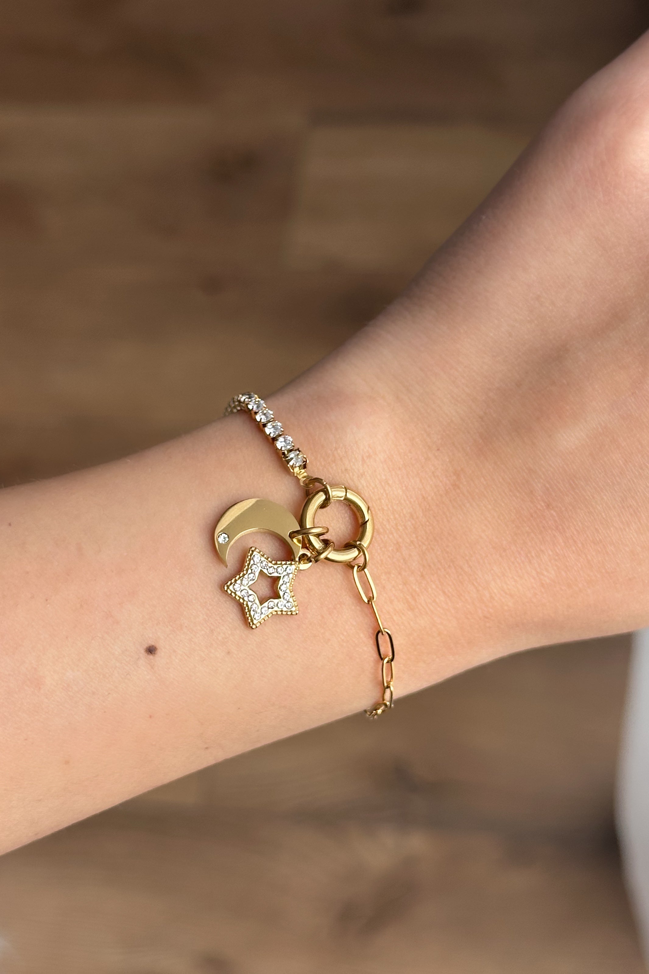 Персонализирана гривна с висулки.