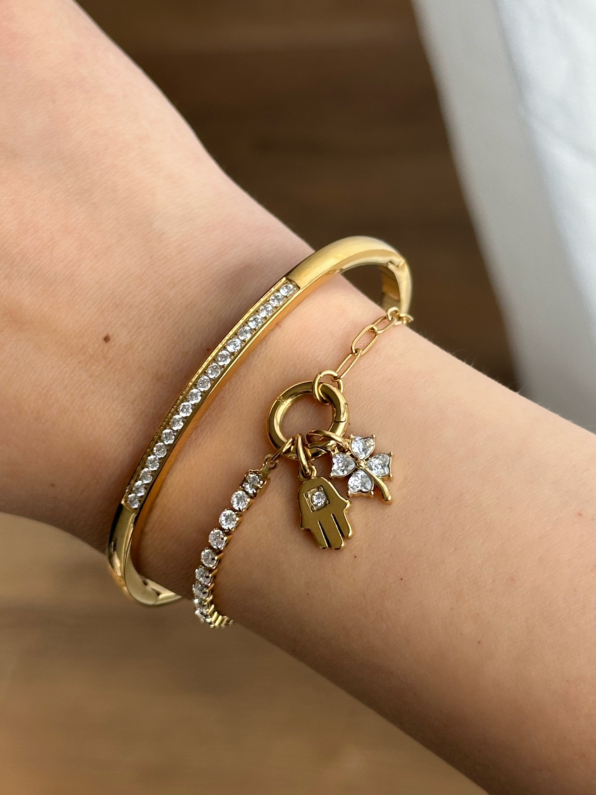 Сет от гривни с персонализирани висулки.