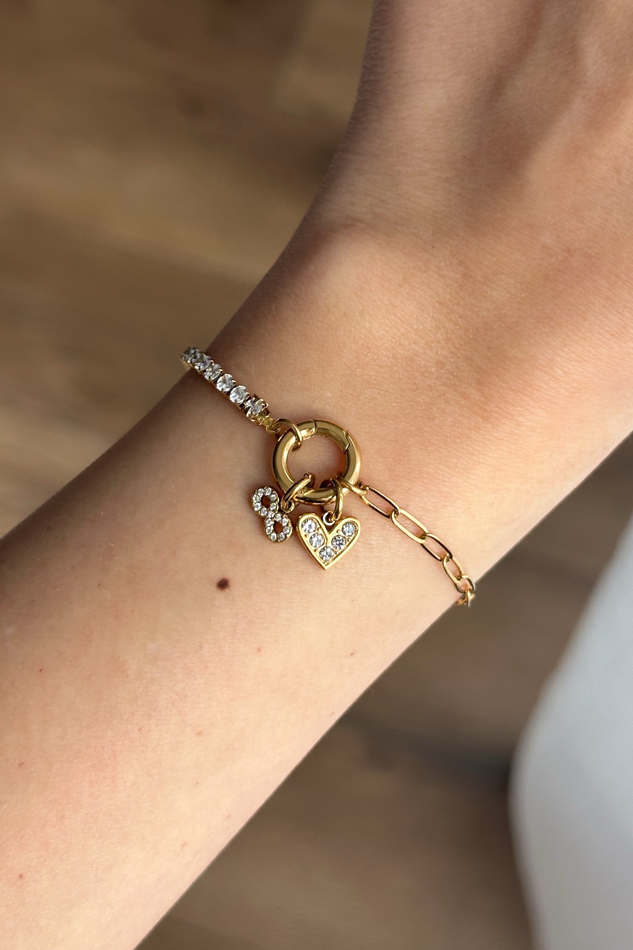 Персонализирана гривна с висулки.