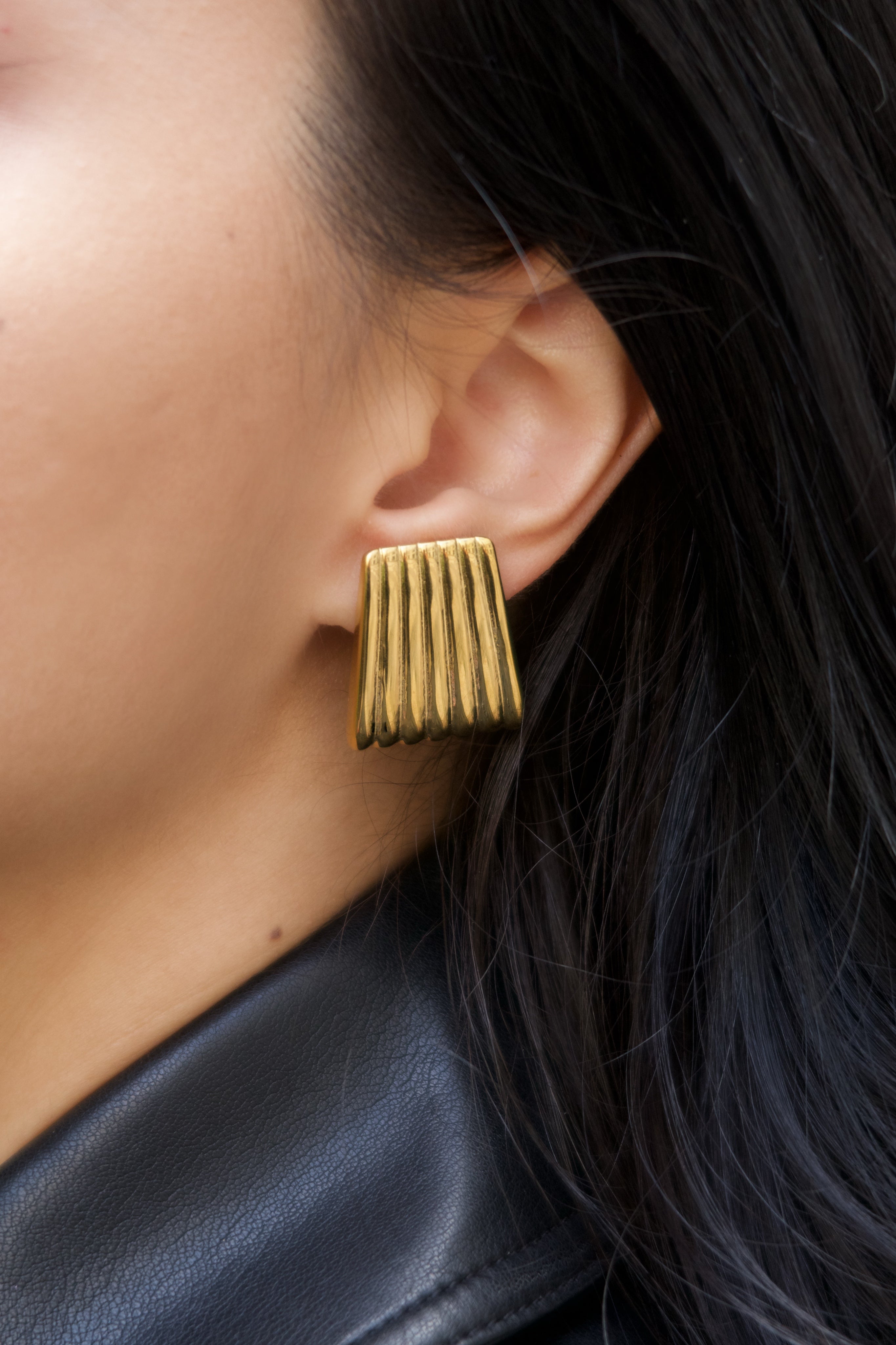 Обеци Elise от медицинска стомана с 18к златно покритие.