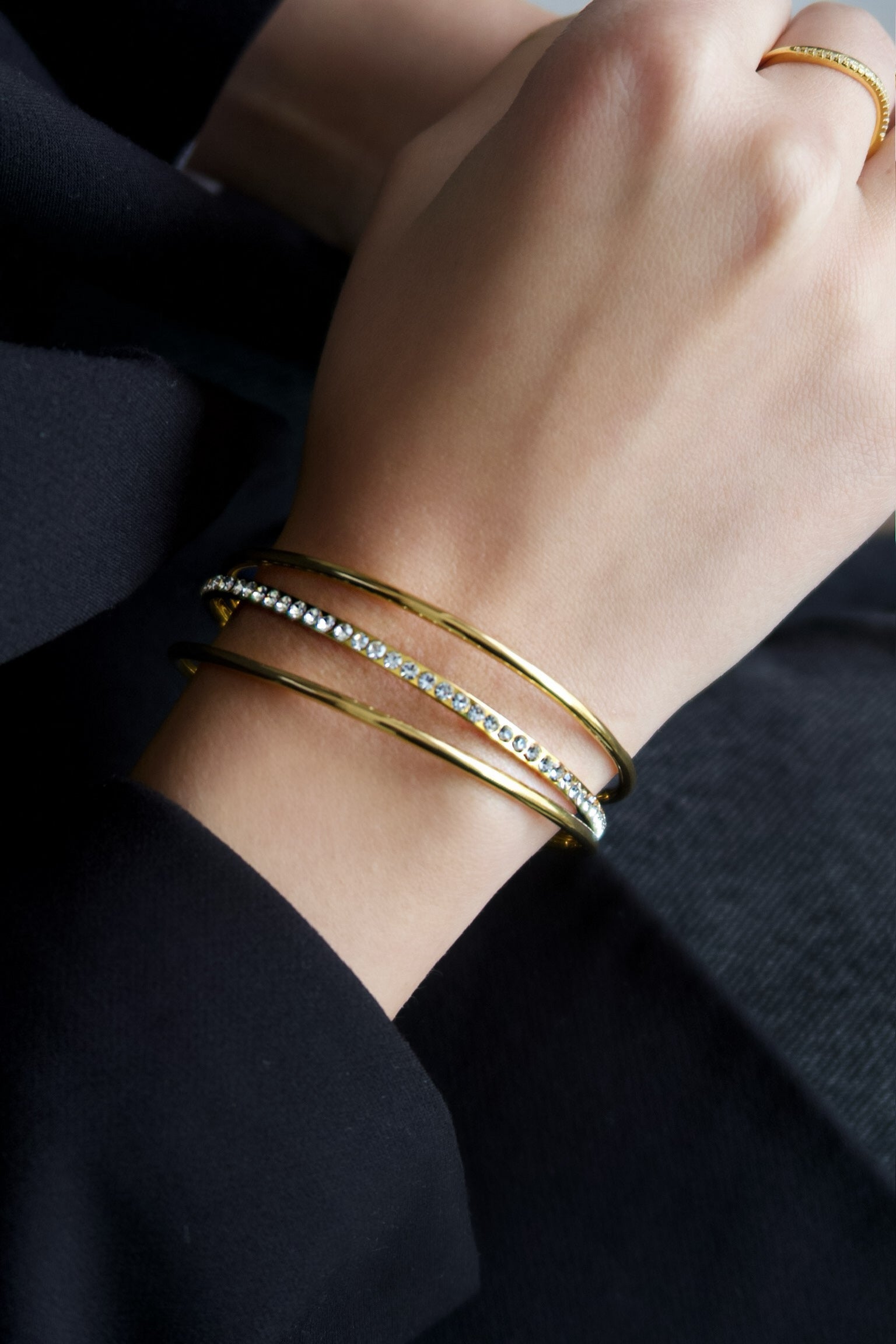 Сет от гривни от медицинска стомана с 18к златно покритие.