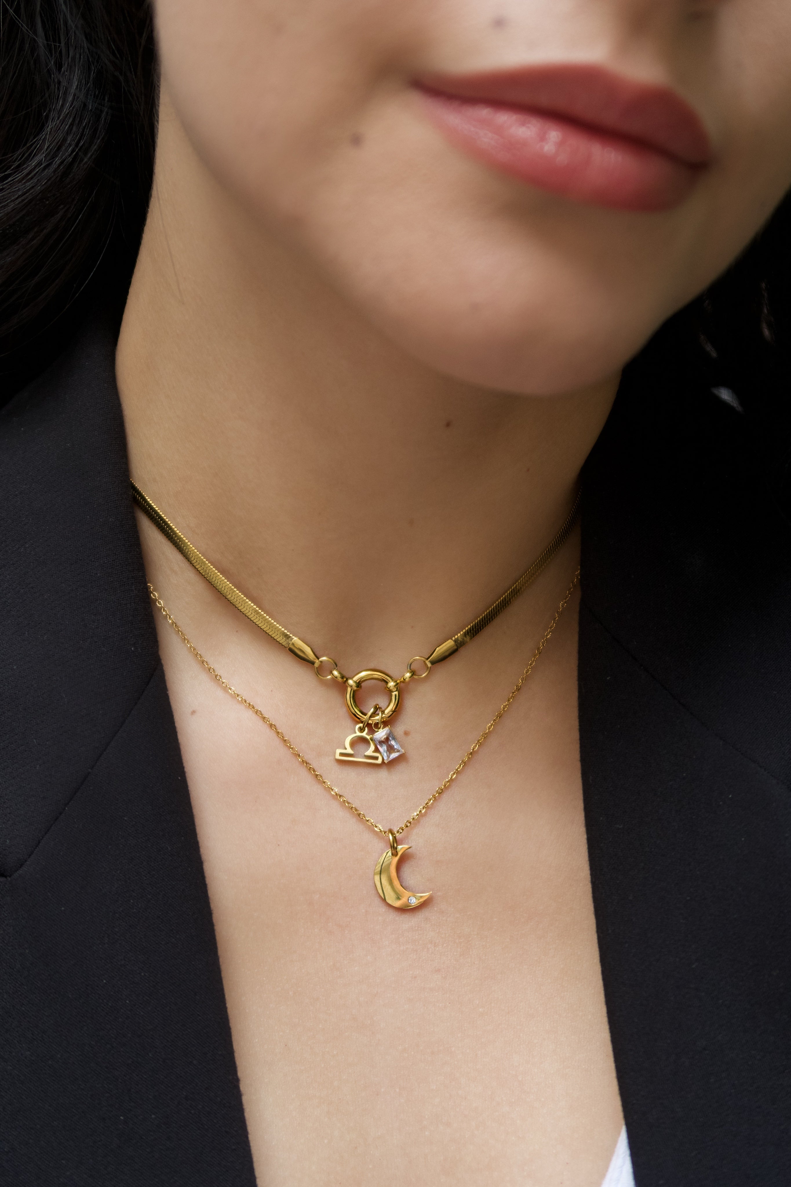 Сет от колиета с различни верижки и висулки.